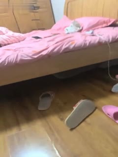 上次操爽后又主动约胖哥啪啪闲沙发上施展不开站在地上搞